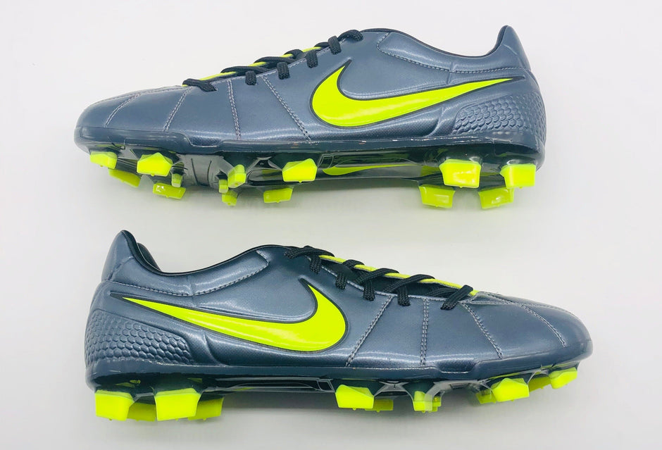 Buy rare & retro Nike T90 football boots online